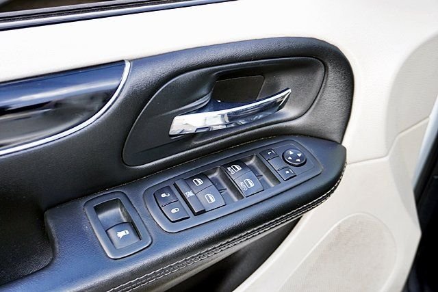 Used 2018 White Dodge SXT image 23