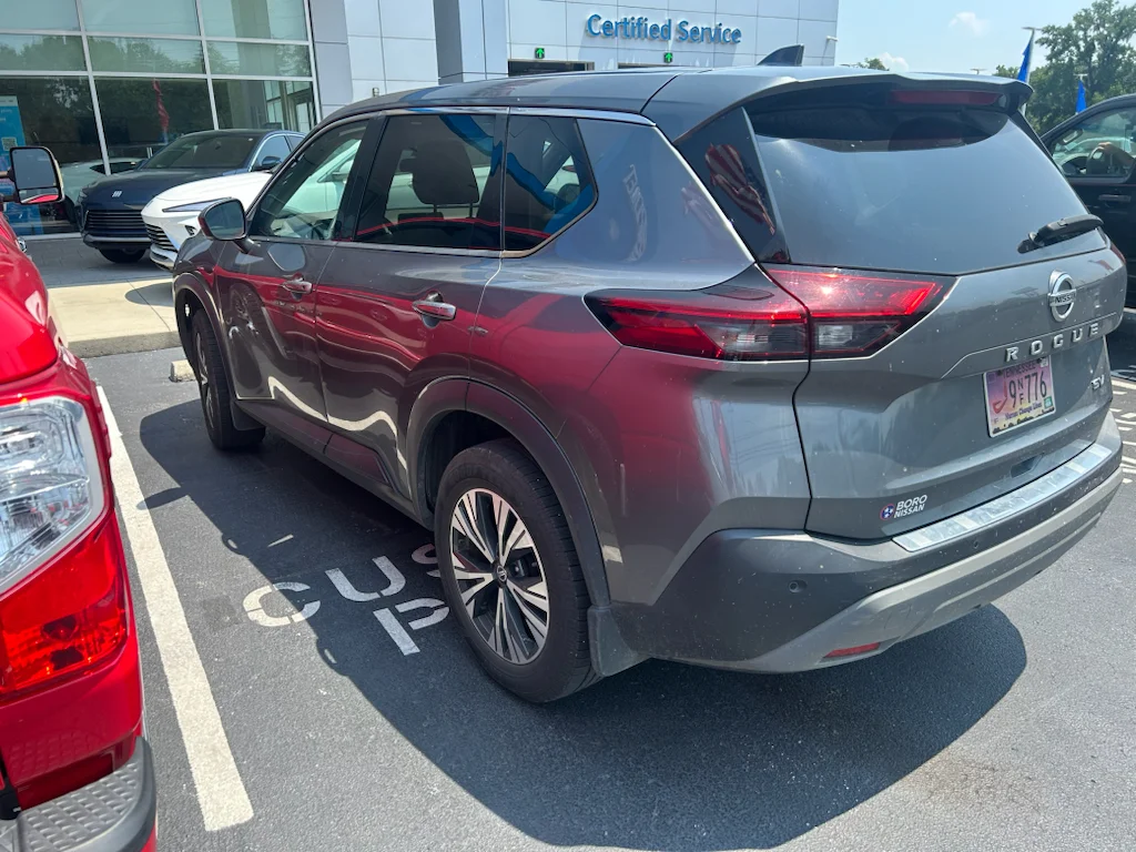 Used 2021 Gray Nissan SV FWD image 4