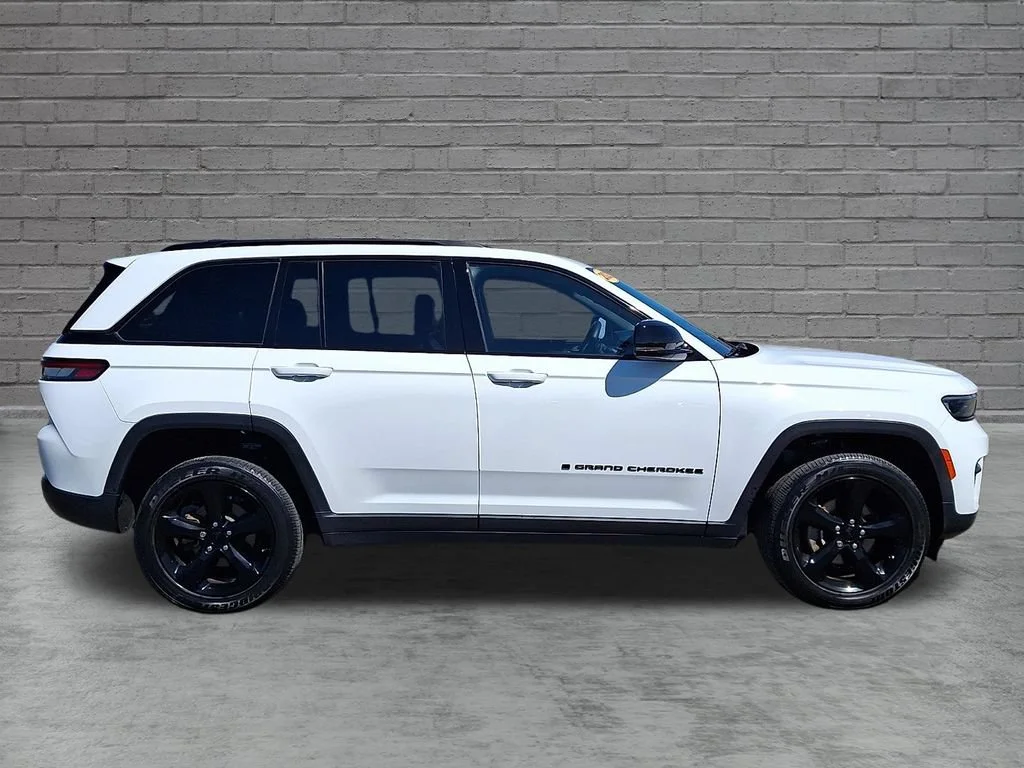 Used 2023 Bright White Clearcoat Jeep Altitude image 13