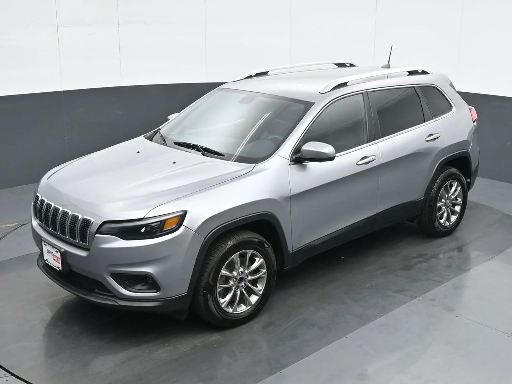 Used 2019 Silver Jeep Latitude Plus image 17
