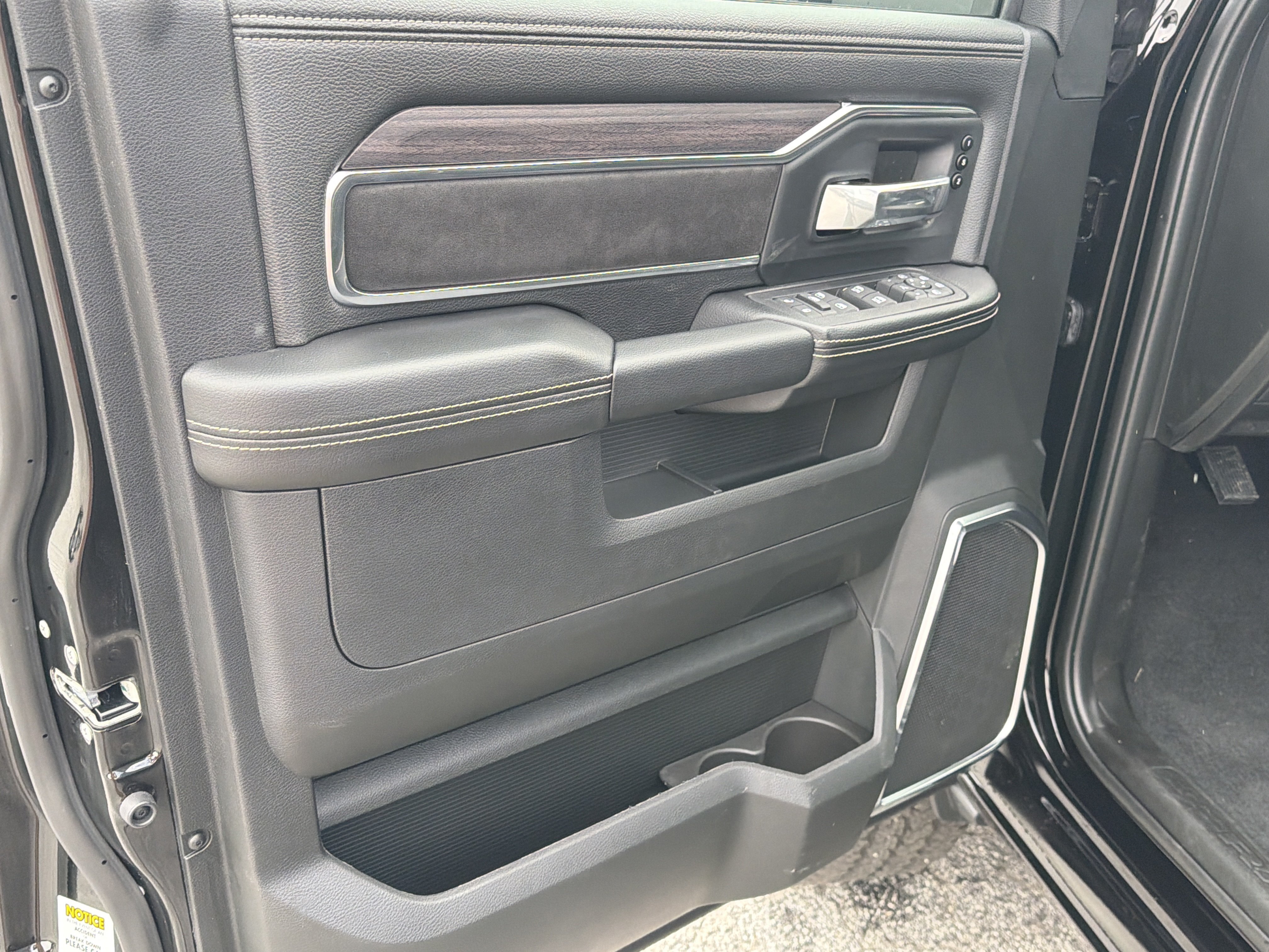New 2026 Diamond Black Crystal Pearl-Coat Exterior Paint RAM Laramie image 11