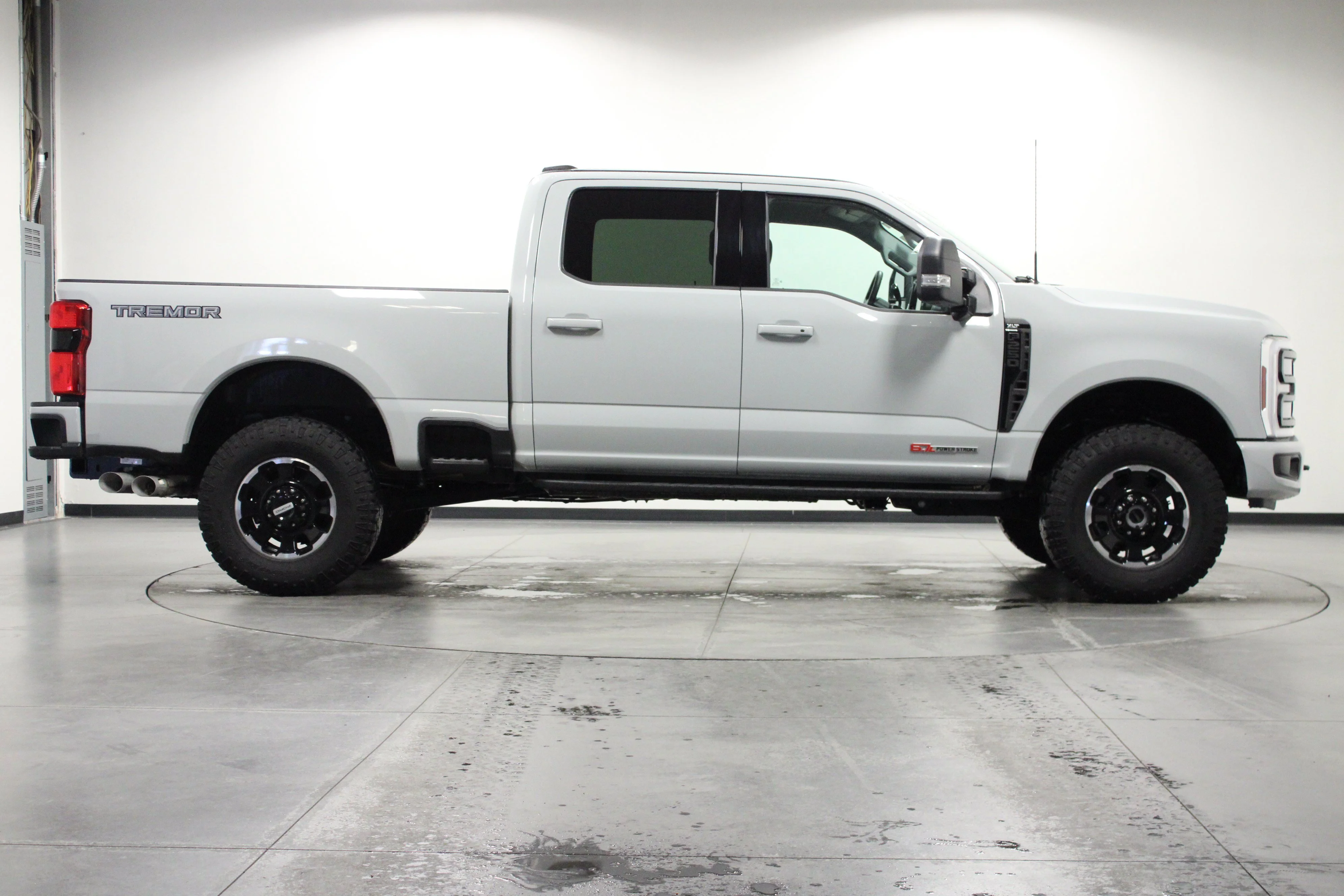Used 2025 Avalanche Ford XLT image 3