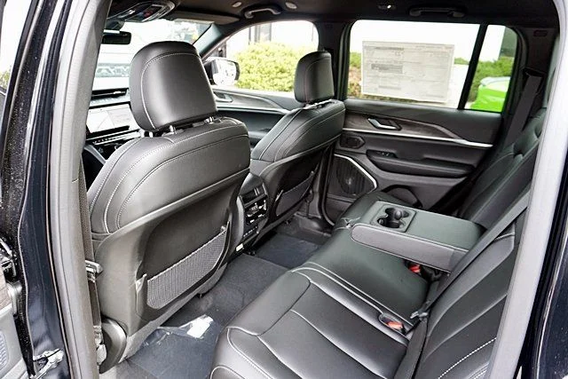 New 2026 Diamond Black Crystal Pearlcoat Jeep Limited image 21