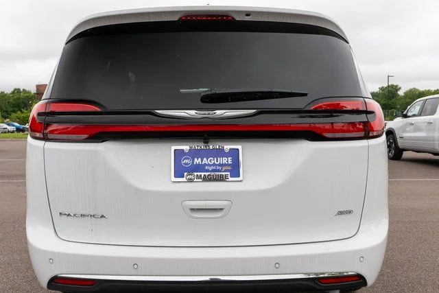 New 2026 Bright White Clear-Coat Exterior Paint Chrysler Select image 6