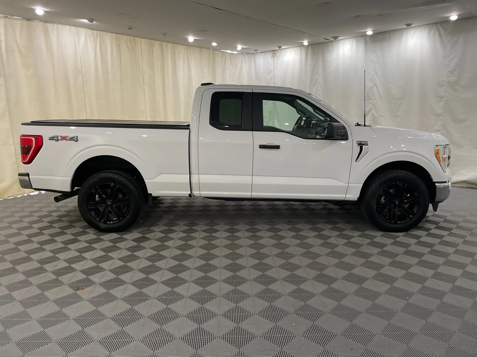 Used 2022 Oxford White Ford XLT image 4