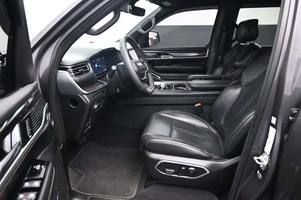 Used 2024 Gray Jeep Base image 19