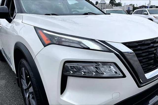 Used 2023 White Nissan SL image 29