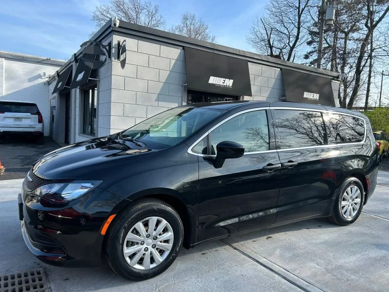 Used 2021 Black Chrysler L Minivan 4D image 3
