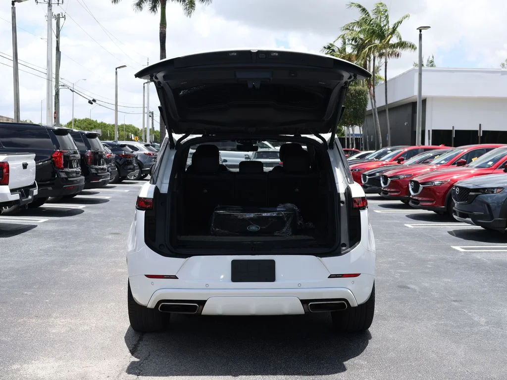 Used 2023 White Land Rover SE Dynamic image 7