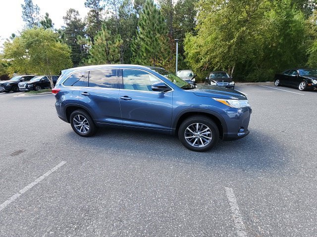 Used 2017 Blue Toyota XLE image 19