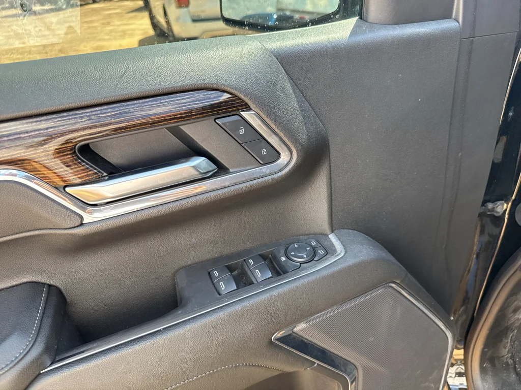 Used 2025 Onyx Black GMC Elevation image 8