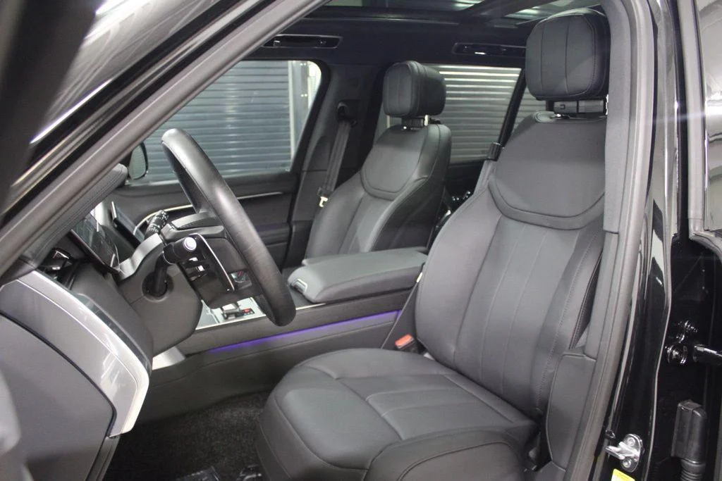 New 2026 Santorini Black Land Rover SE image 5