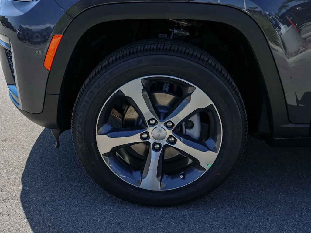 New 2026 Baltic Gray Metallic Clear-Coat Exterior Paint Jeep Limited image 10