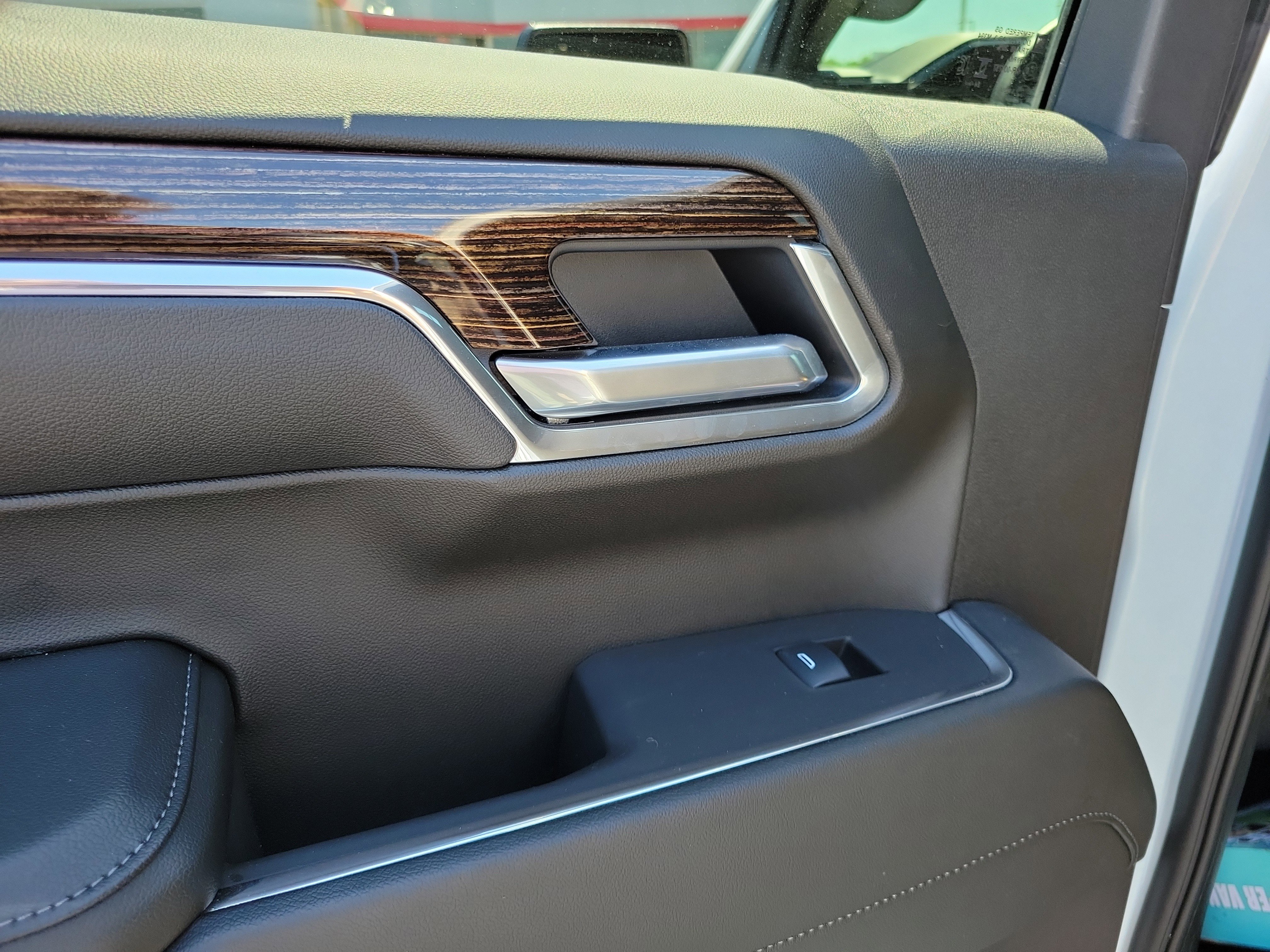 Used 2025 Summit White GMC Elevation image 12