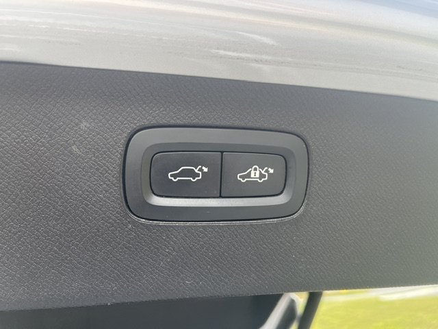 Used 2021 Silver Volvo Momentum image 15