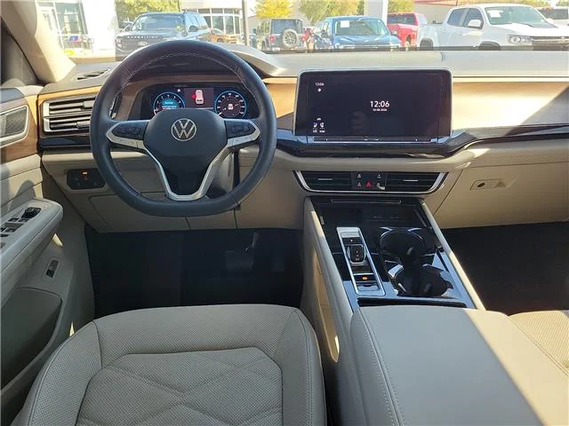 Used 2025  Volkswagen 2.0T SE w/Technology Front-Wheel Drive image 10