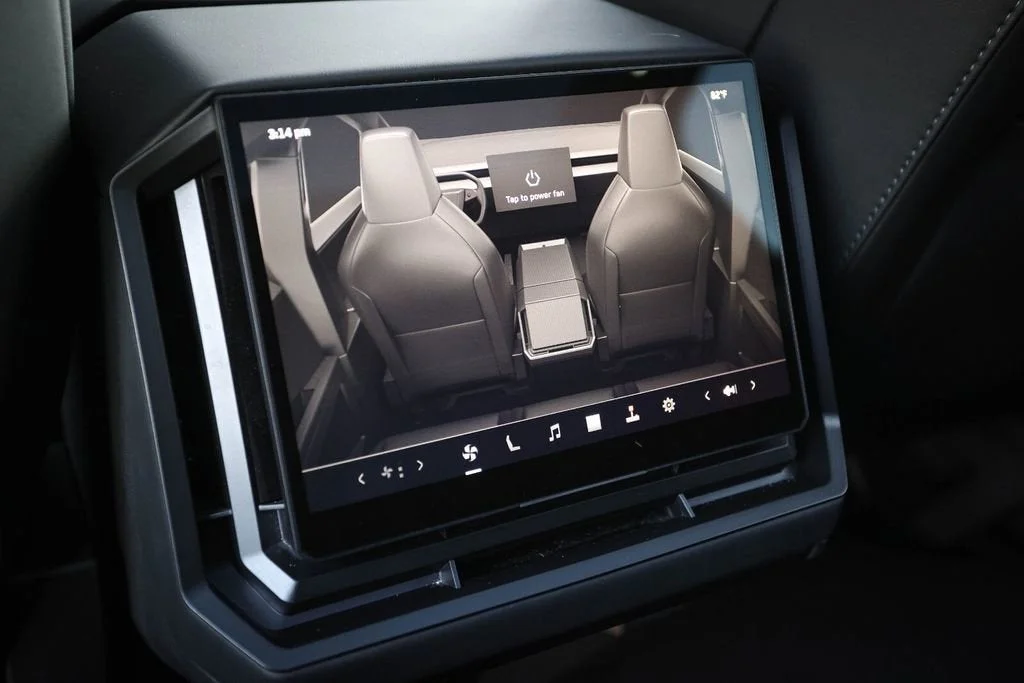 2024 Tesla Cybertruck Base - Photo 40