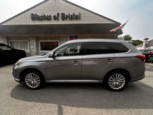 Used 2022  Mitsubishi  image 4