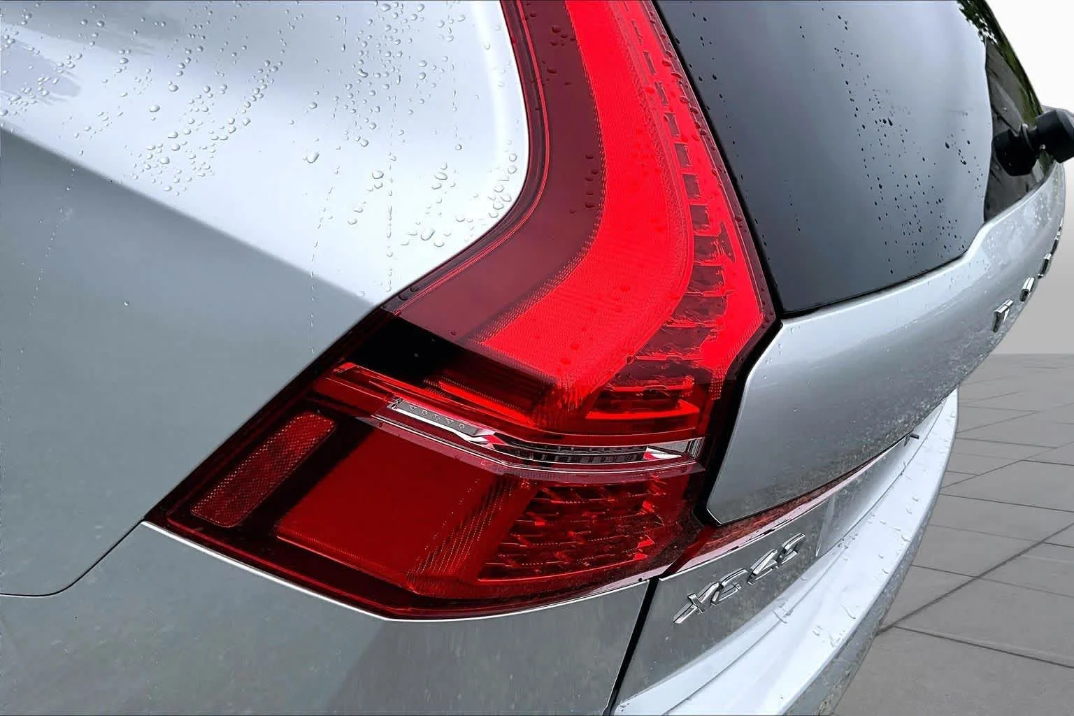 Used 2019 Bright Silver Metallic Volvo Inscription image 29