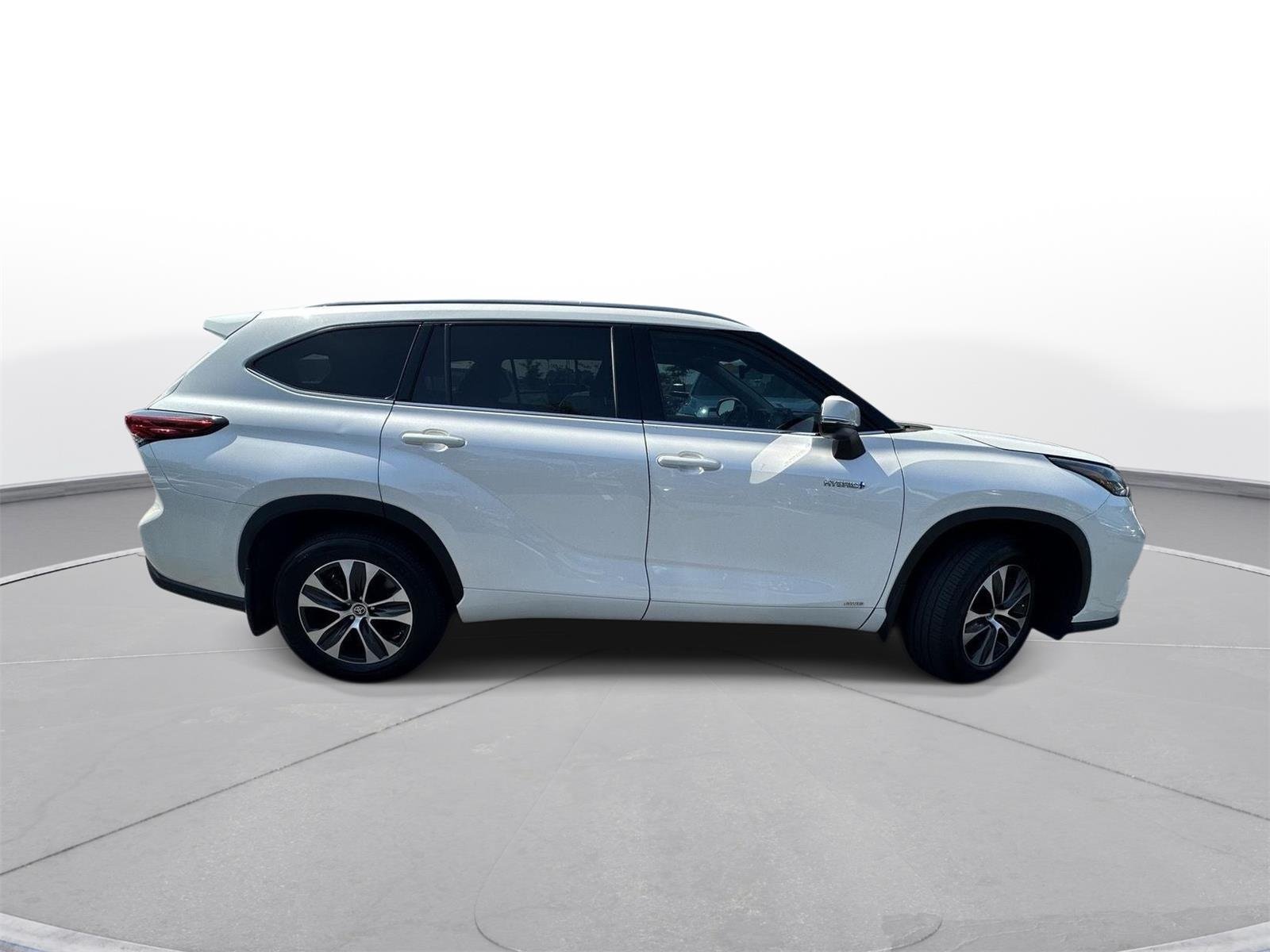 Used 2020 Blizzard Pearl Toyota XLE image 5