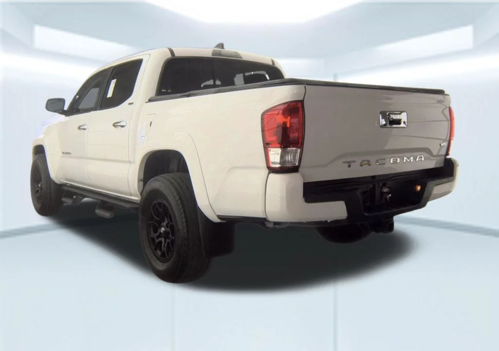 Used 2022 White Toyota SR5 image 4