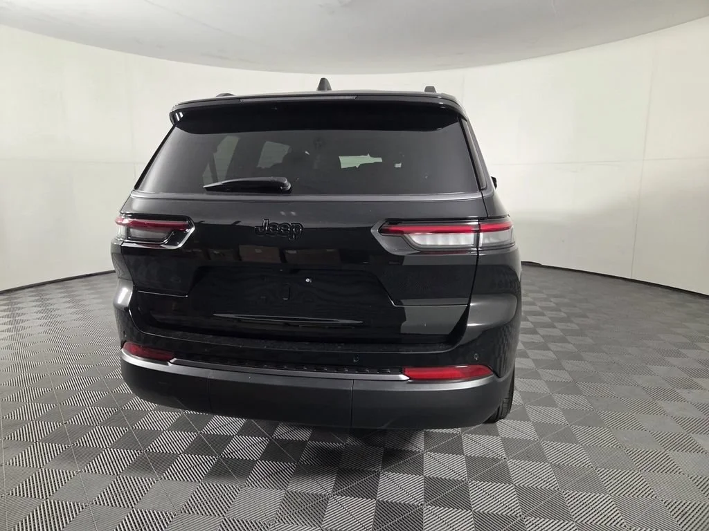 New 2026 Diamond Black Crystal Pearl-Coat Exterior Paint Jeep Laredo Altitude image 6