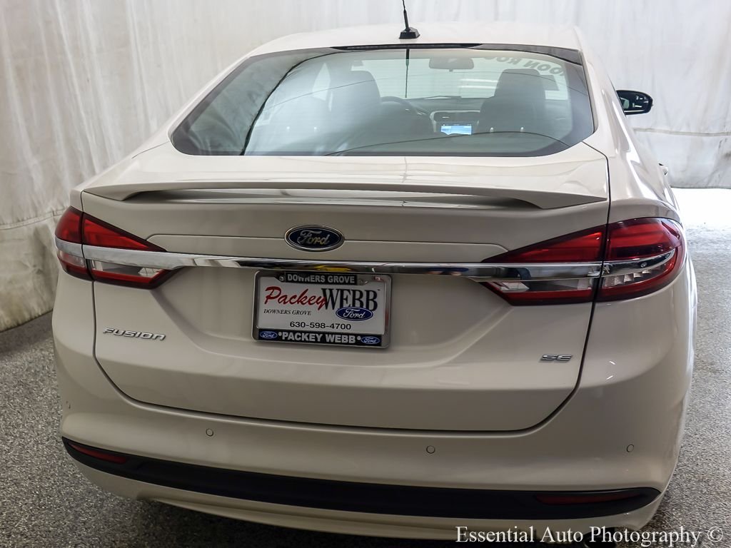 Used 2017 White Platinum Clearcoat Metallic Ford SE image 8
