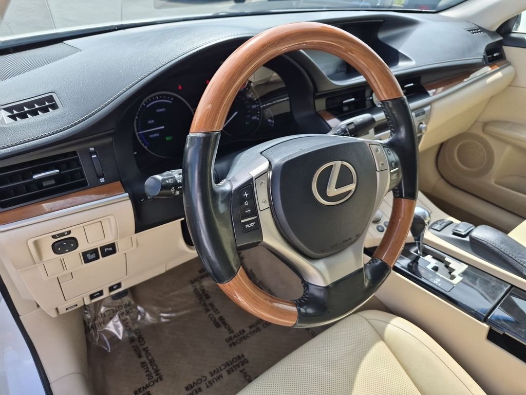 2014 Lexus ES 300h - Photo 14