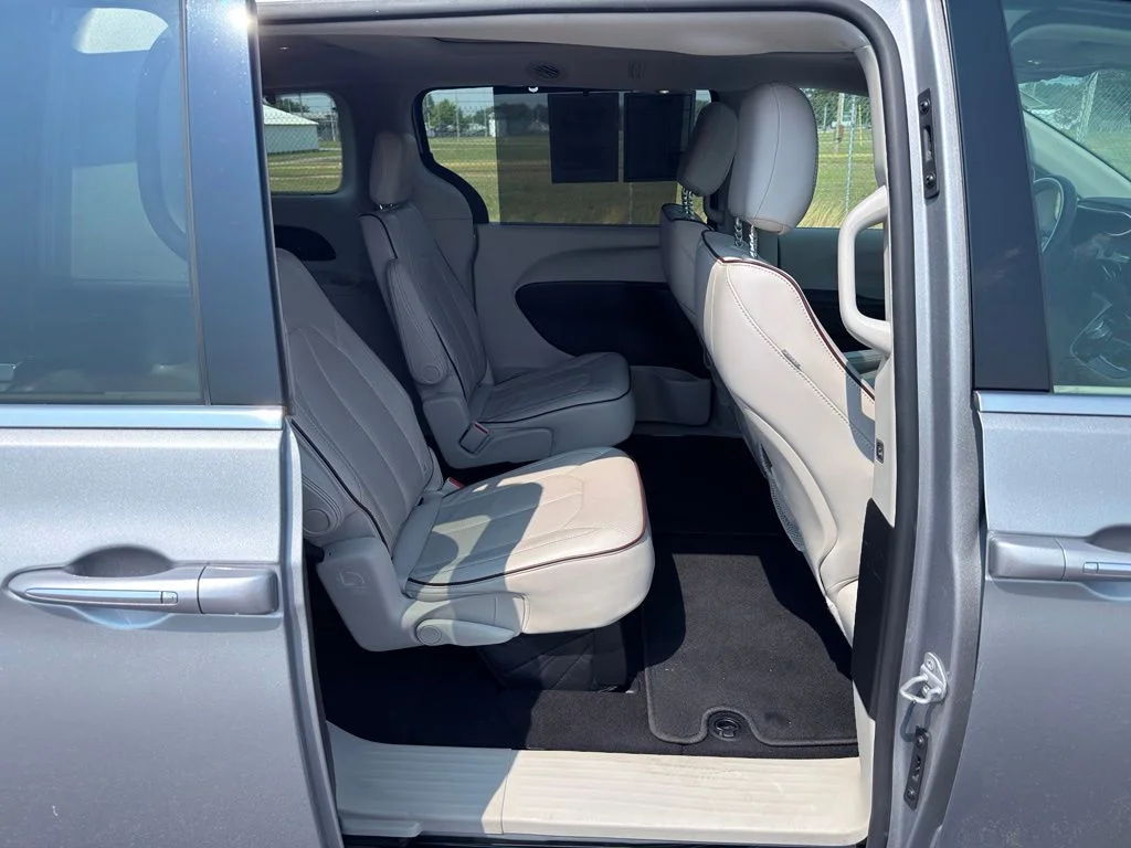 Used 2017 Silver Chrysler Limited image 34