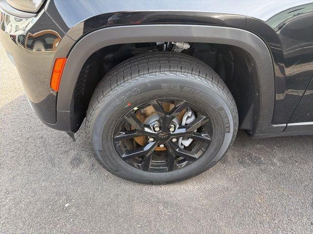 New 2026 Diamond Black Crystal Pearl-Coat Exterior Paint Jeep Laredo image 4