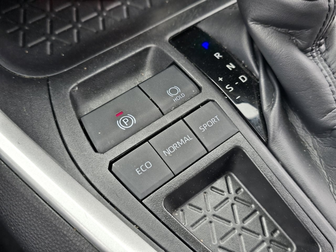 2025 Toyota RAV4 XLE - Photo 22