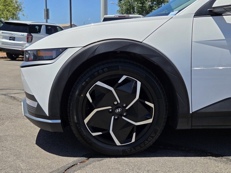 Used 2023 White HYUNDAI SE RWD image 9