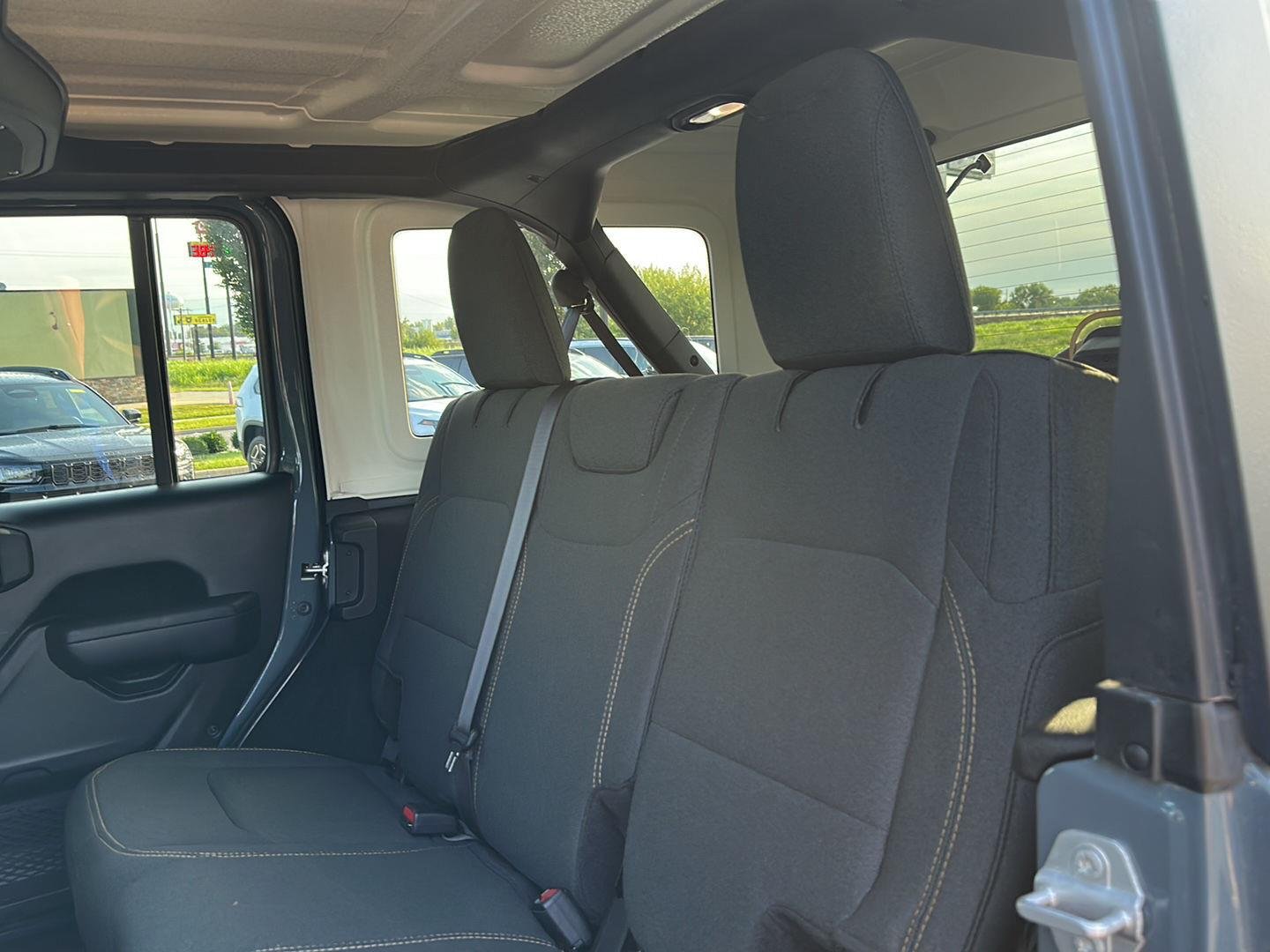 Used 2025 Anvil Clearcoat Jeep Sport S image 27