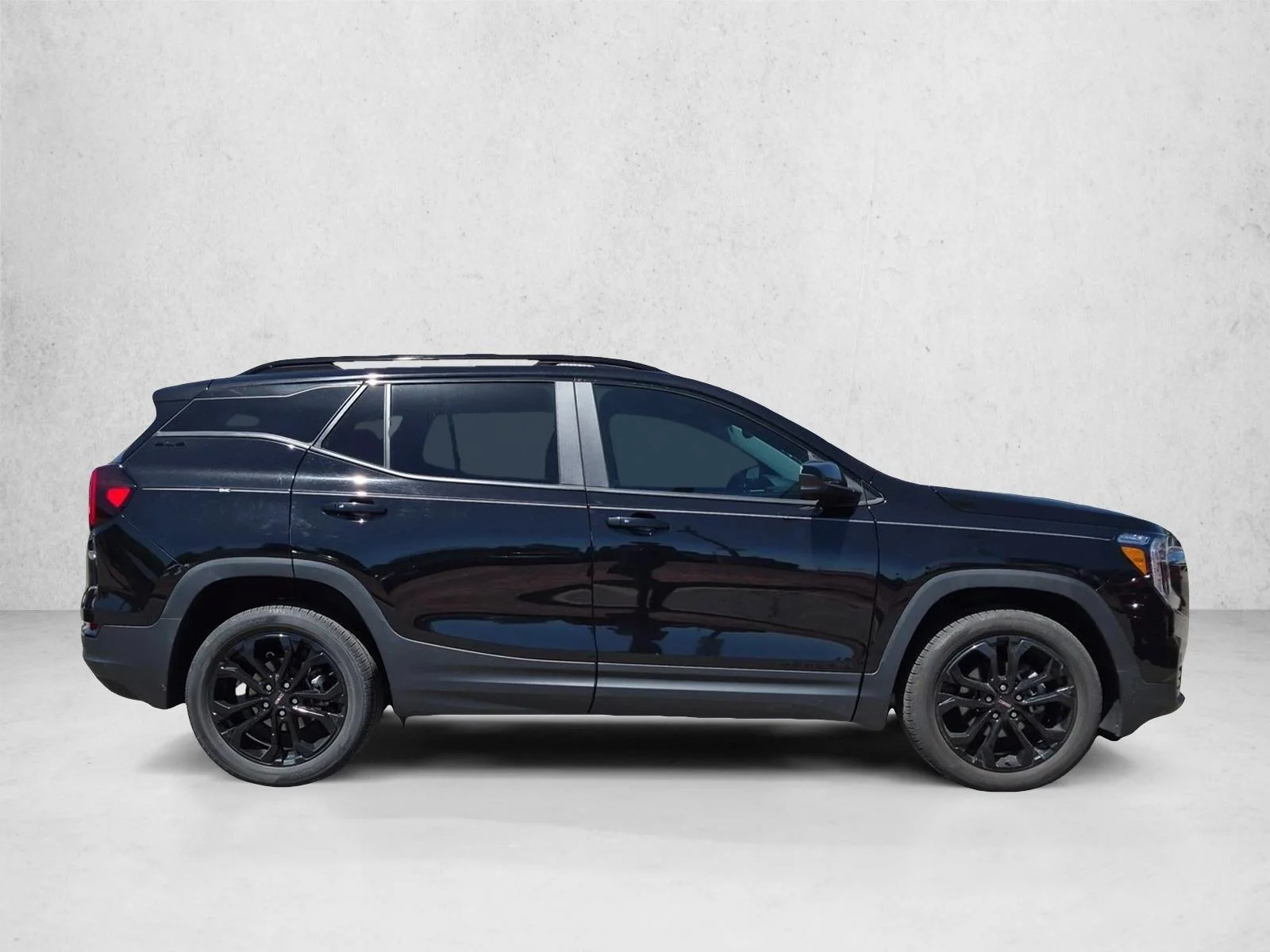 Used 2022 Ebony Twilight Metallic GMC SLE image 4