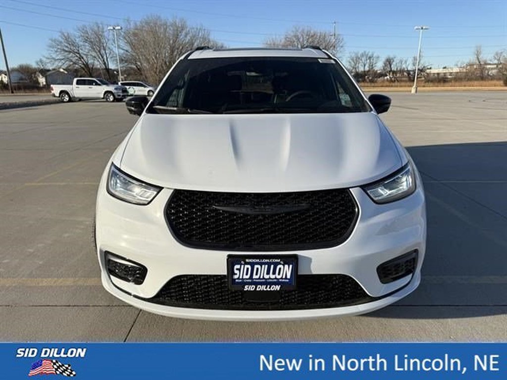 New 2026 Bright White Clear-Coat Exterior Paint Chrysler Limited image 3