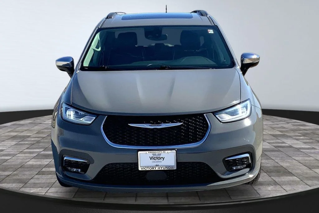 Used 2023 Chrysler Pacifica Limited with VIN 2C4RC1GG8PR577589 for sale in Kansas City