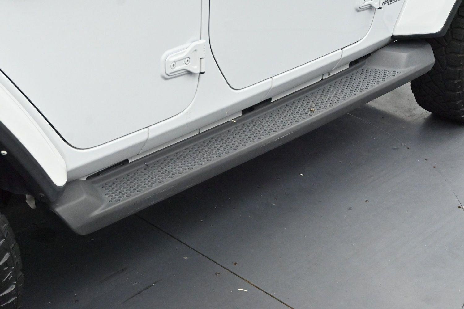 Used 2022 Bright White Clearcoat Jeep Unlimited Sahara image 9