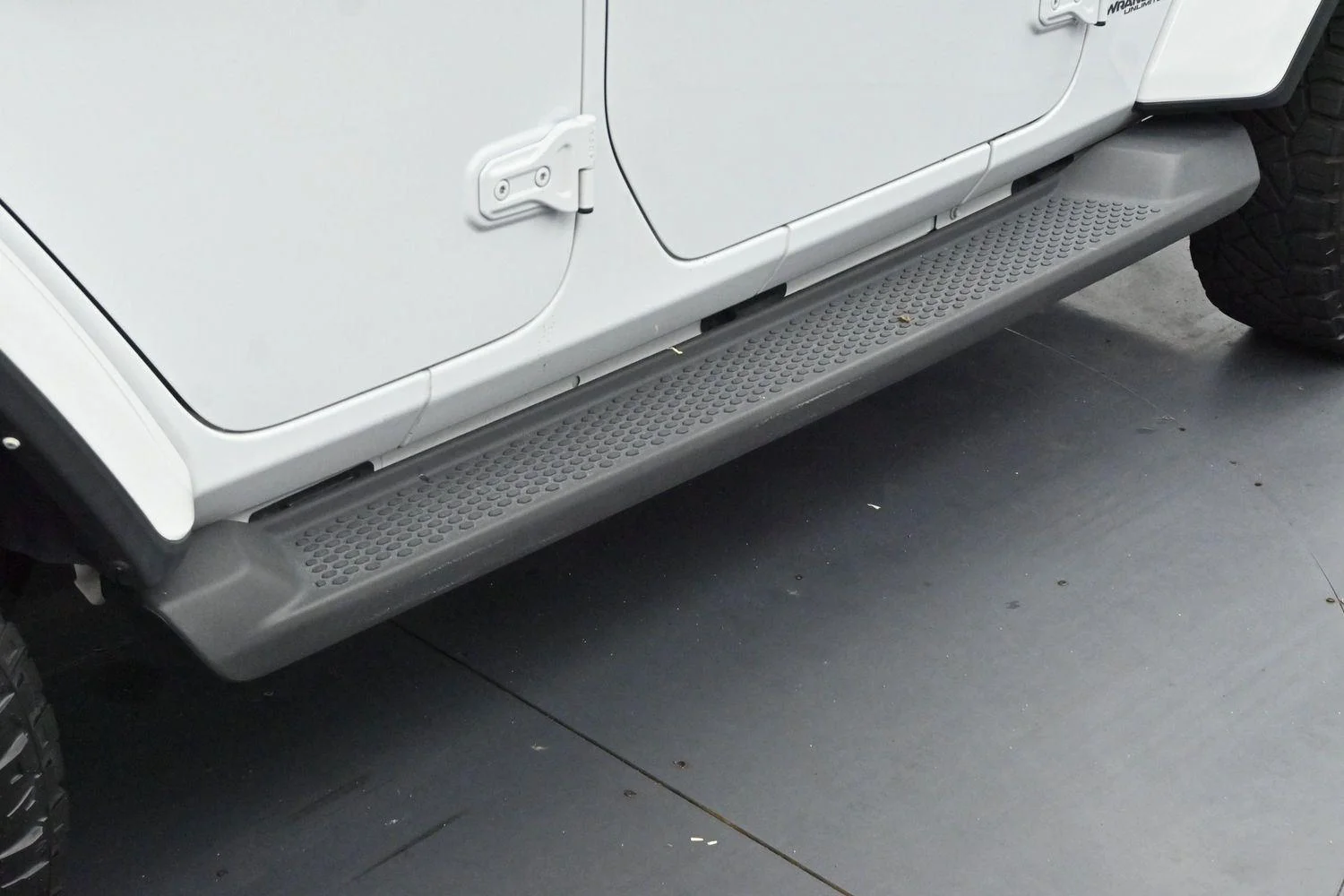 Used 2022 Bright White Clearcoat Jeep Unlimited Sahara image 9