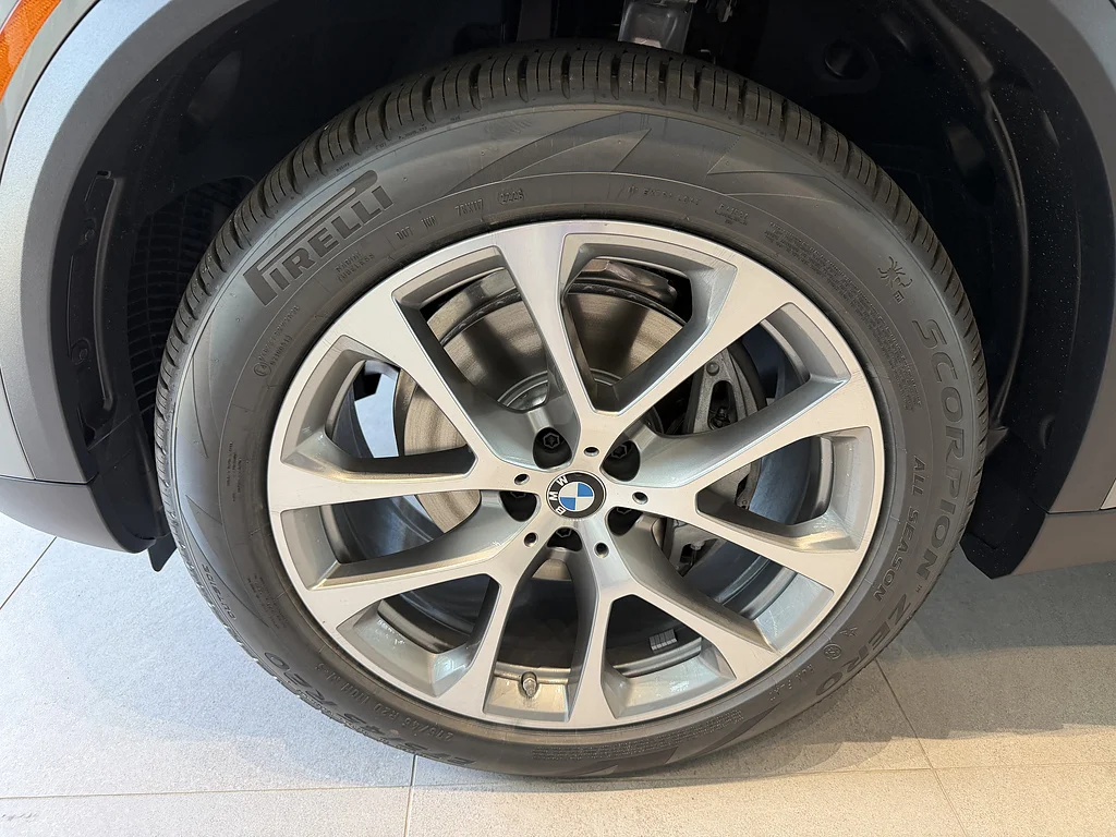 New 2026 Skyscraper Grey Metallic BMW xDrive40i image 8