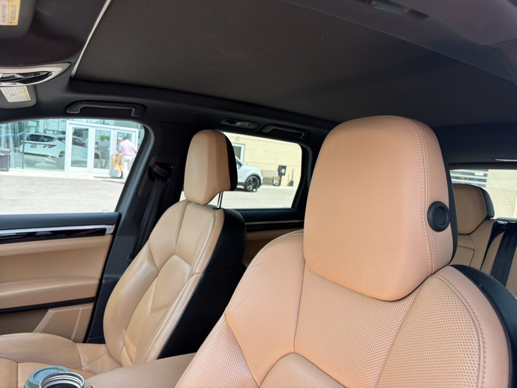 Used 2018 Moonlight Blue Metallic Porsche Base image 5