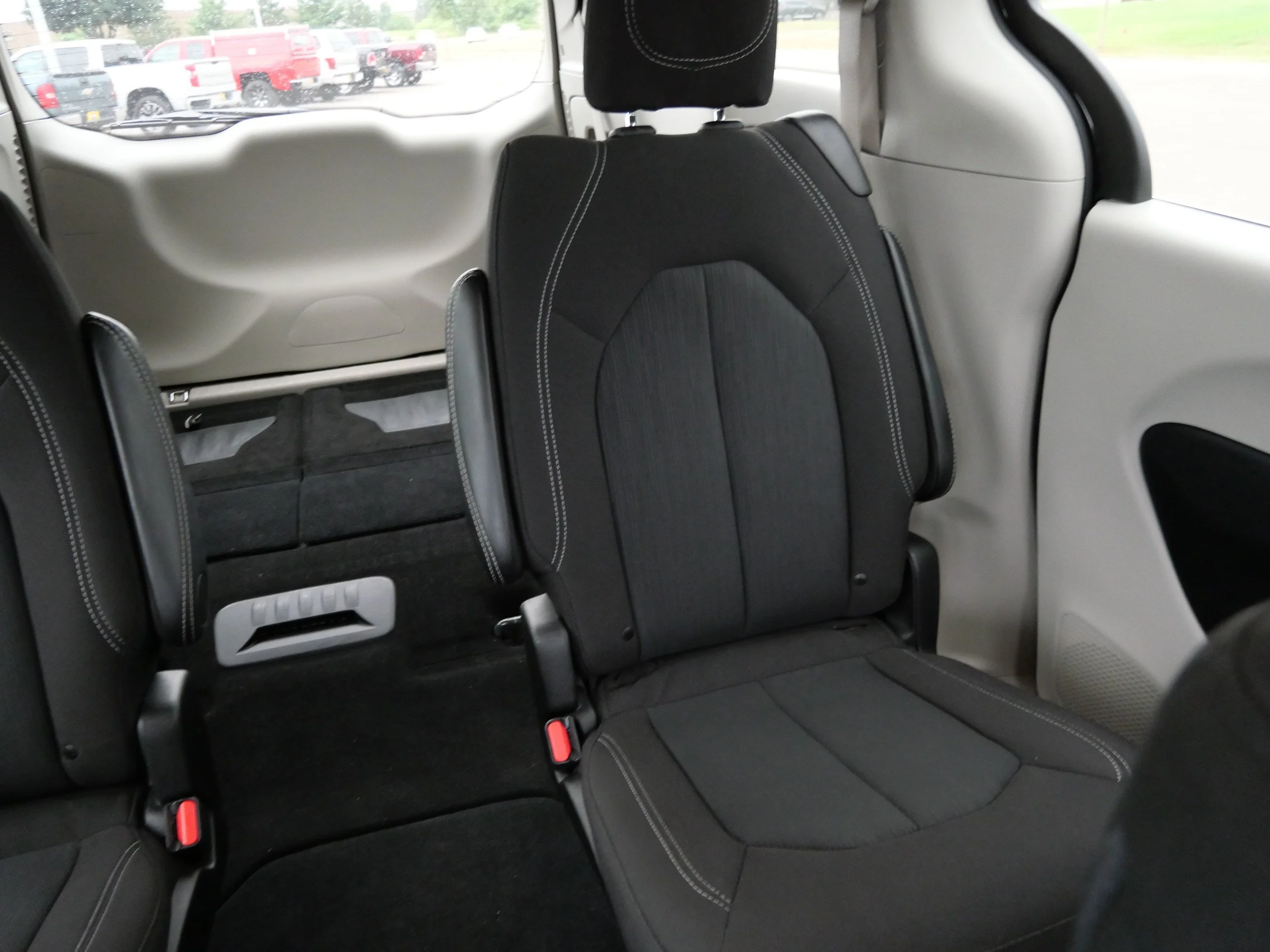 Used 2024 Brilliant Black Crystal Pearlcoat Chrysler LX image 14