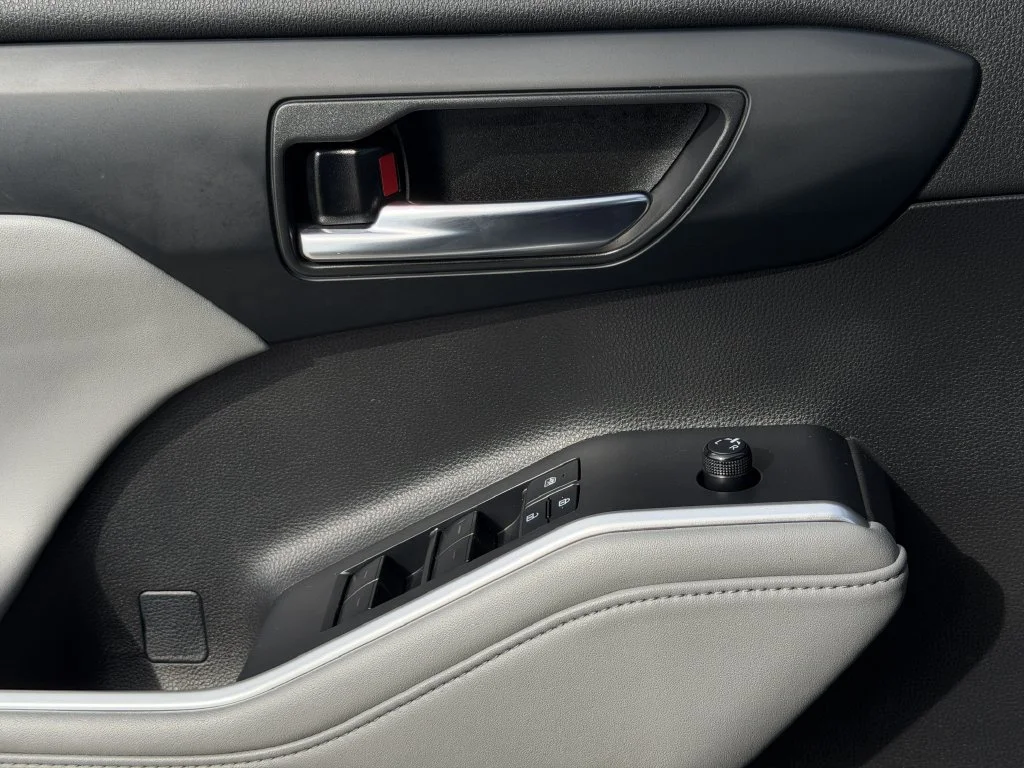 Used 2022  Toyota XLE image 24