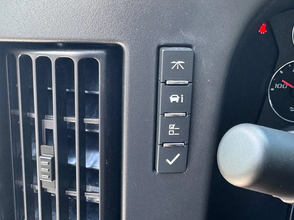 Used 2025 Summit White Chevrolet Work Van image 19
