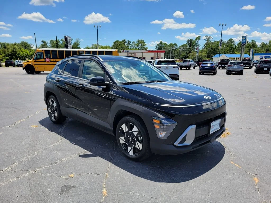 Used 2025 Black Hyundai SEL image 7