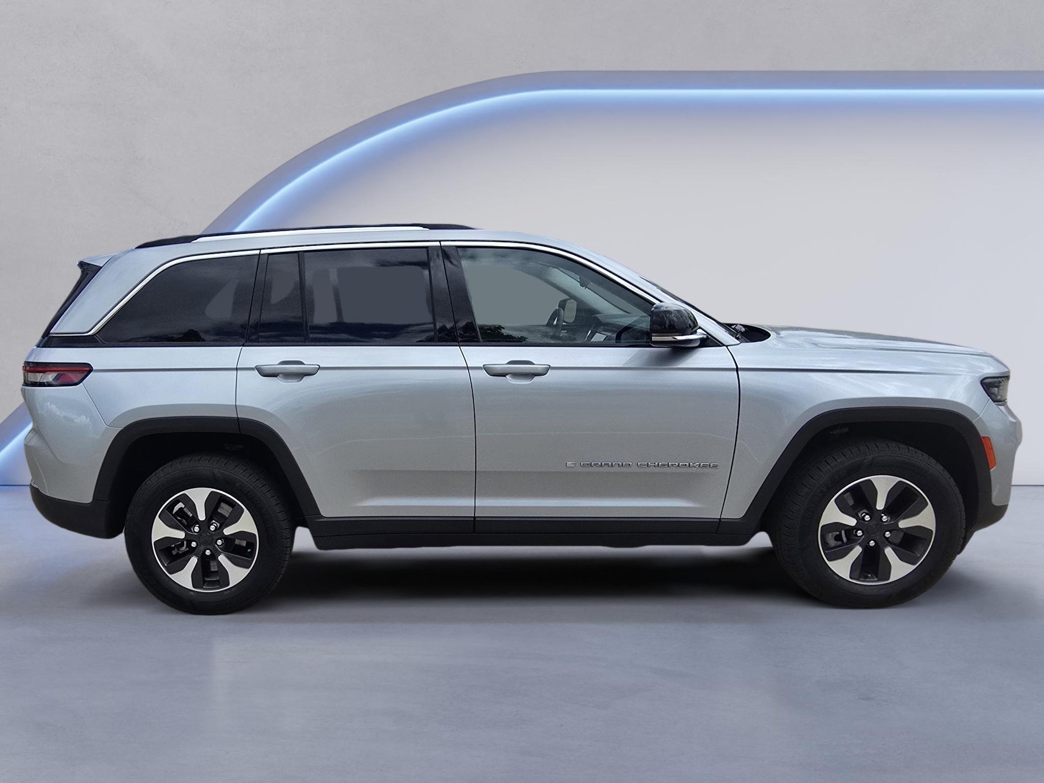Used 2023 Silver Zynith Jeep 4xe image 6
