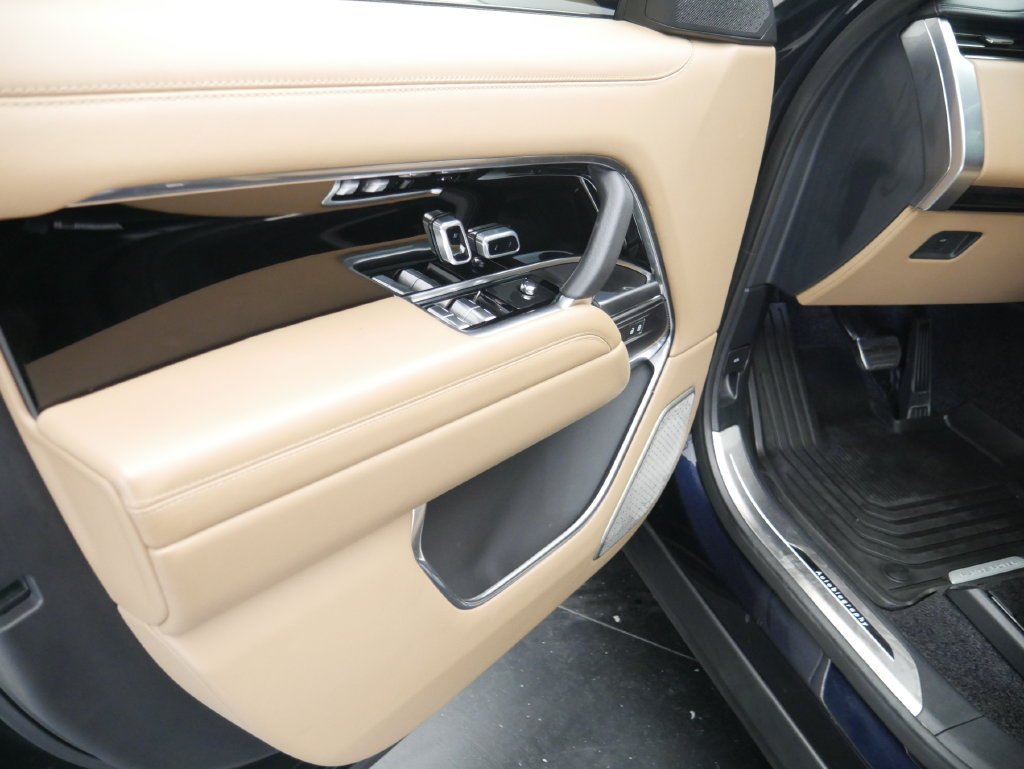 Used 2025  Land Rover Autobiography image 4
