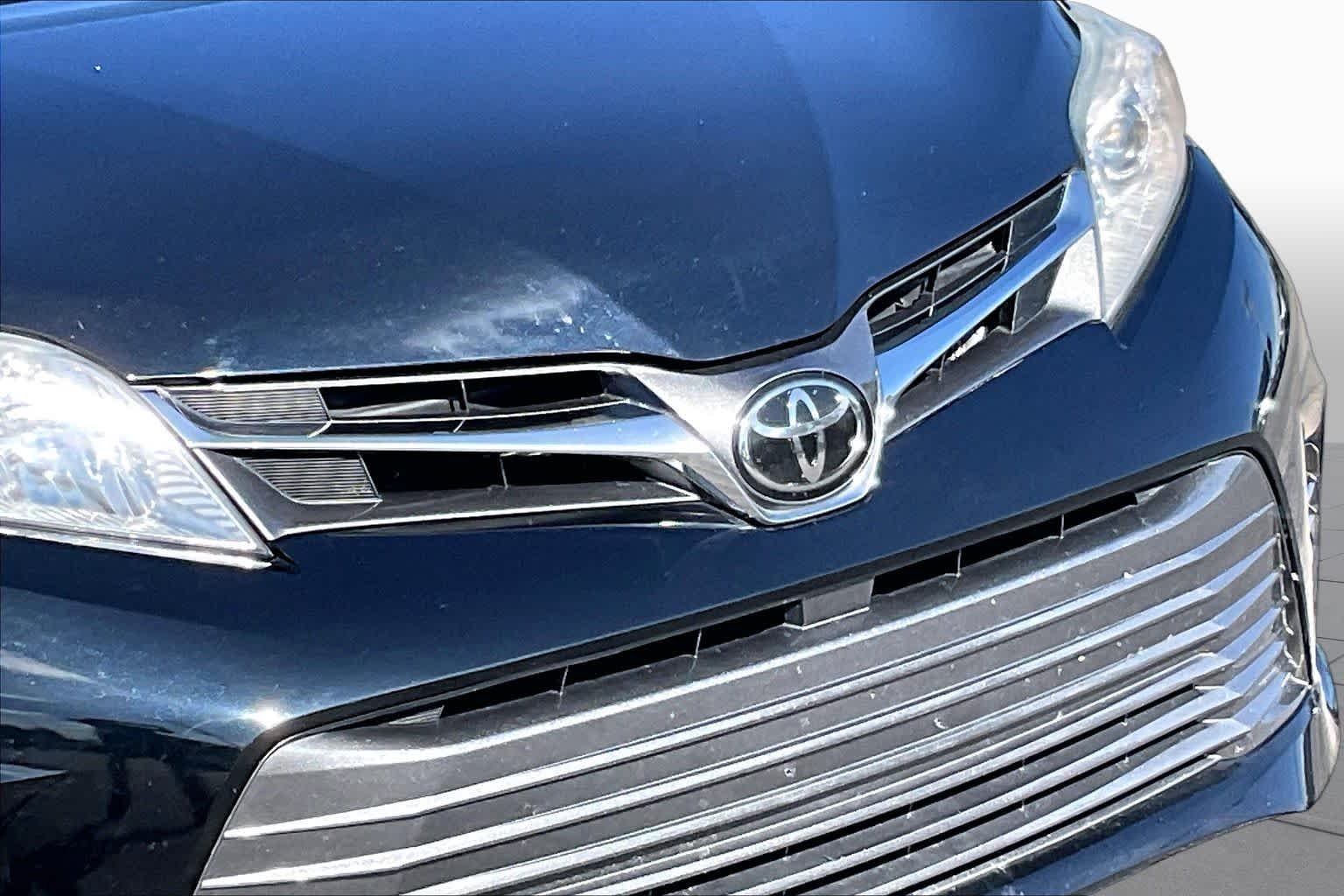 Used 2019 Midnight Black Metallic Toyota XLE Premium image 27