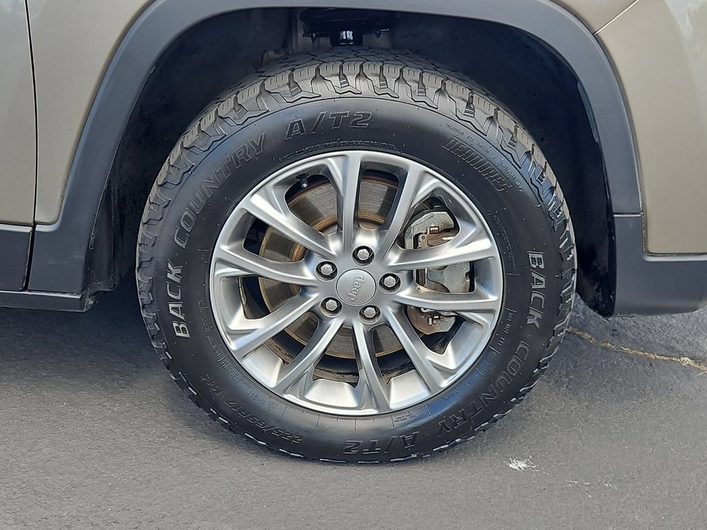 Used 2020 Light Brownstone Pearlcoat Jeep Latitude Plus image 30