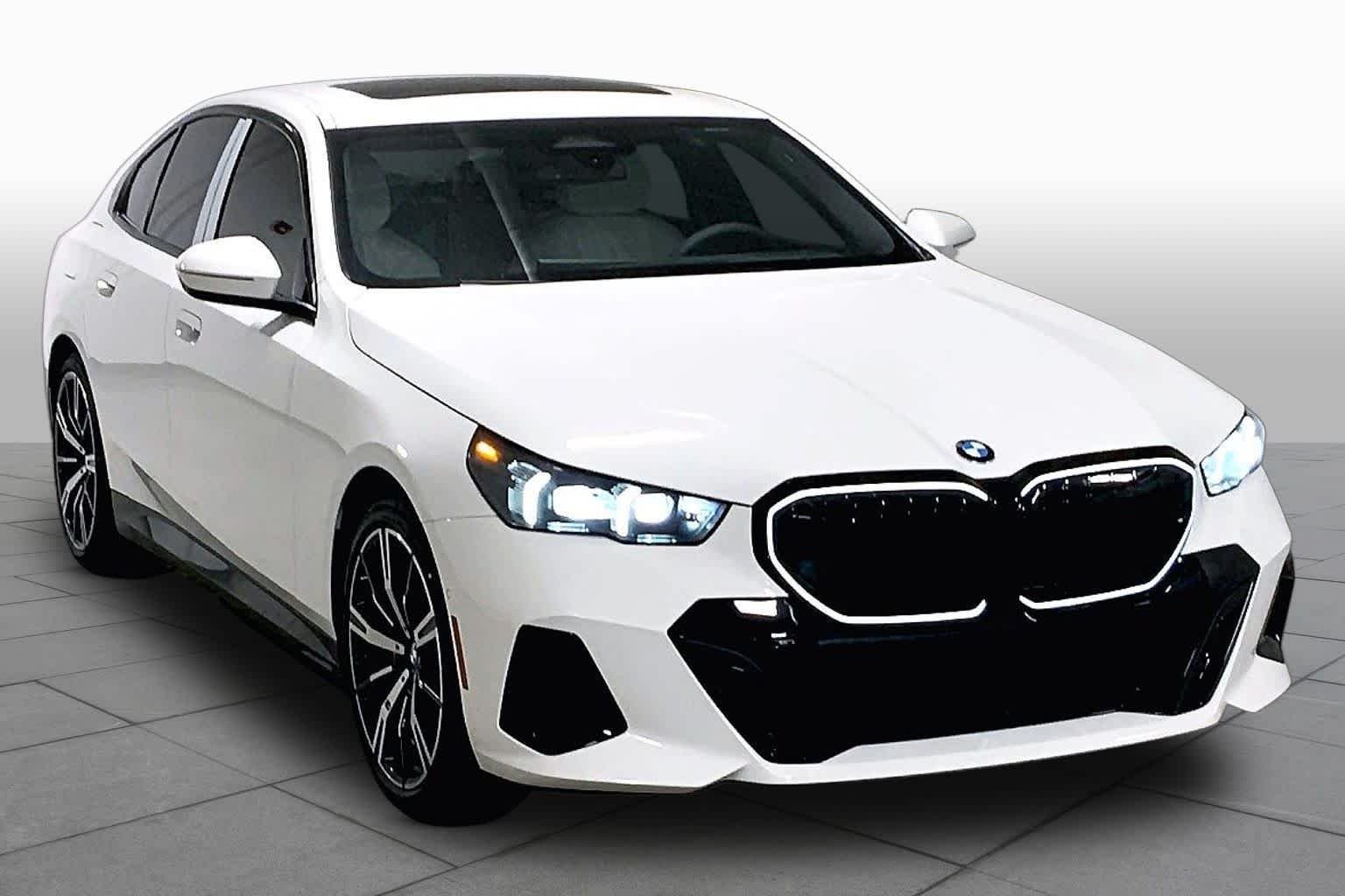New 2027 300/Alpine Whit BMW 530i xDrive image 2