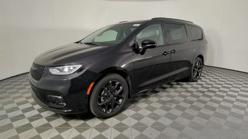 New 2026 Diamond Black Crystal Pearl-Coat Exterior Paint Chrysler Select image 9